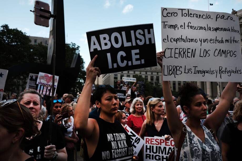 El regreso de las redadas migratorias ha sido rechazado por diversos sectores de Estados Unidos que han salido a las calles a mostrar su indignación. Algunos, incluso, plantean la liquidación de la agencia de inmigración ICE. / AFP