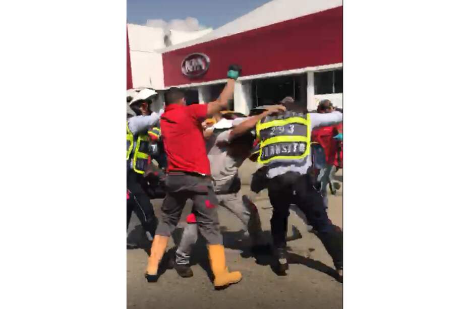 A golpes se enfrentaron agentes de tránsito y ciudadanos durante un operativo en Cali