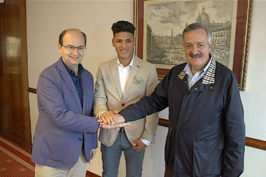 Carrascal junto con los presidentes del Sevilla y Millonarios. Foto: Sevilla FC.