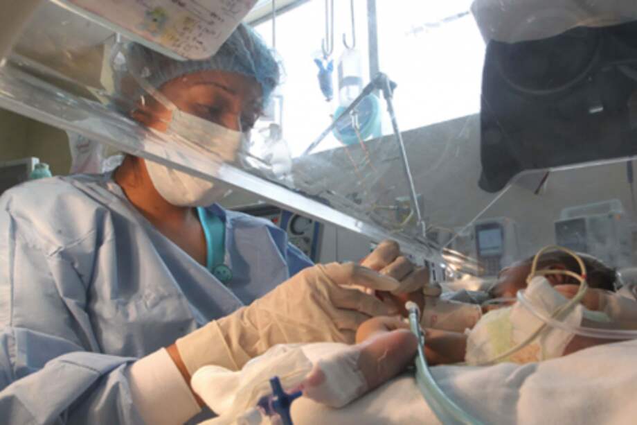 Los médicos de Essalud le hicieron una cesárea para salvar a este bebé. Ahora intentan salvar la vida de la madre. / Facebook Essalud