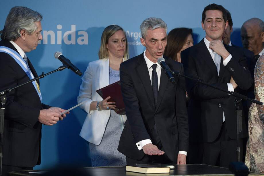 El presidente argentino Alberto Fernandez junto al ministro facellecido Mario Meoni.