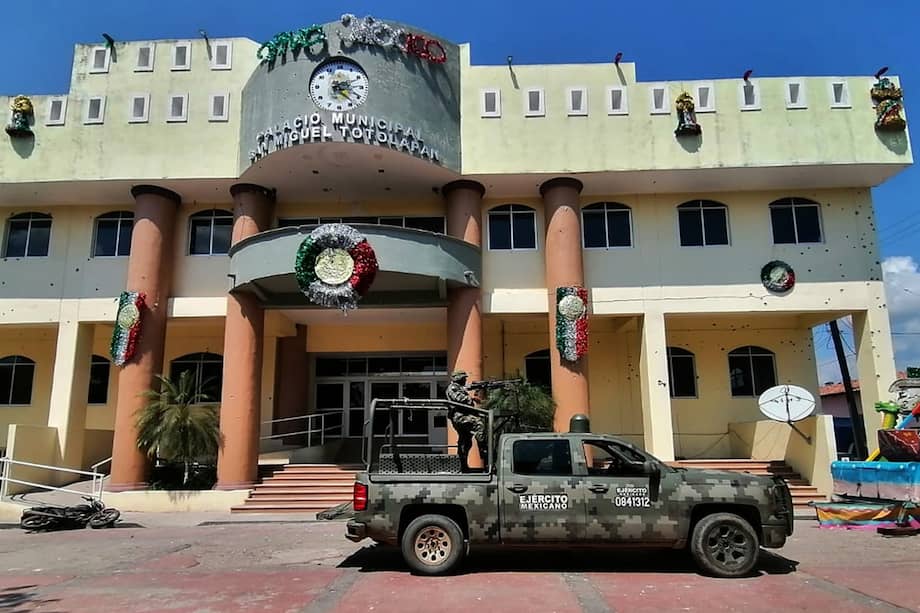 Los integrantes del ejército mexicano resguardaron la zona donde se perpetró un ataque armando en el Palacio Municipal de San Miguel Totolapan, Guerrero (México).