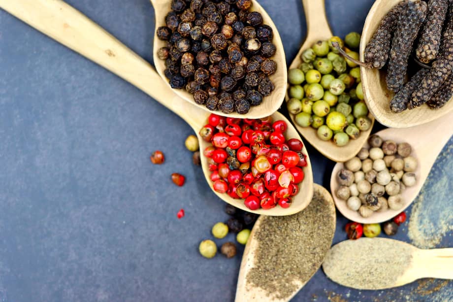 Detrás de cada pimienta hay una diferencia de origen, procesamiento, aroma y picor.
