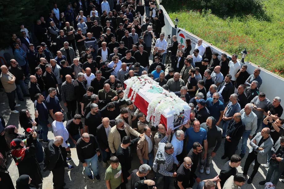 Personas cargan el ataúd de la periodista libanesa Amal Khalil durante su procesión fúnebre en el pueblo de Baisariyah, en el sur del Líbano, el 23 de abril de 2026.