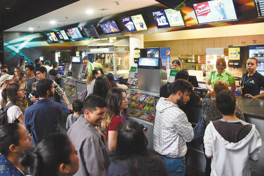 Las salas de cine funcionan con normalidad en Caracas. Así fue la asistencia al estreno de la película “Avengers”. / AFP