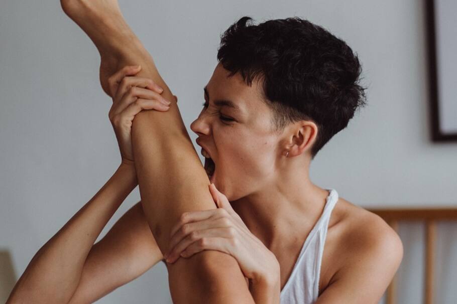 Como parte de un juego erótico, puede entrar el placer que a algunos les da morder.