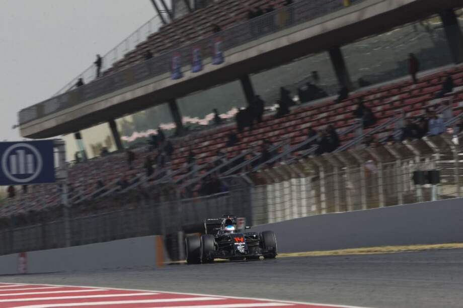 Fernando Alonso durante la segunda jornada de entrenamientos oficiales de Fórmula Uno que se celebran esta semana en el Circuito de Barcelona. Foto: EFE