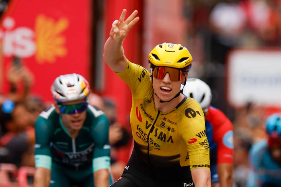 El ciclista británico del Team Visma-Lease a Bike, Matthew Brennan, celebra la victoria en la etapa 11 de la Vuelta a España 2026.