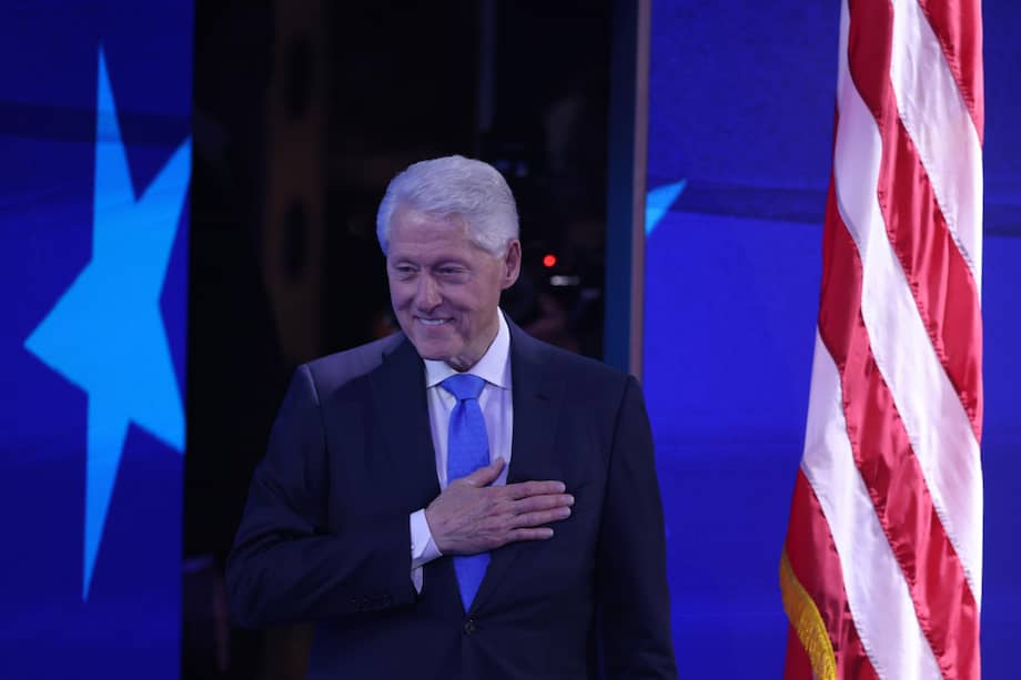 El 42º presidente de los Estados Unidos, Bill Clinton, reacciona ante la audiencia durante la tercera noche de la Convención Nacional Demócrata (DNC) en el United Center en Chicago, Illinois, EE.UU., el 21 de agosto de 2024.