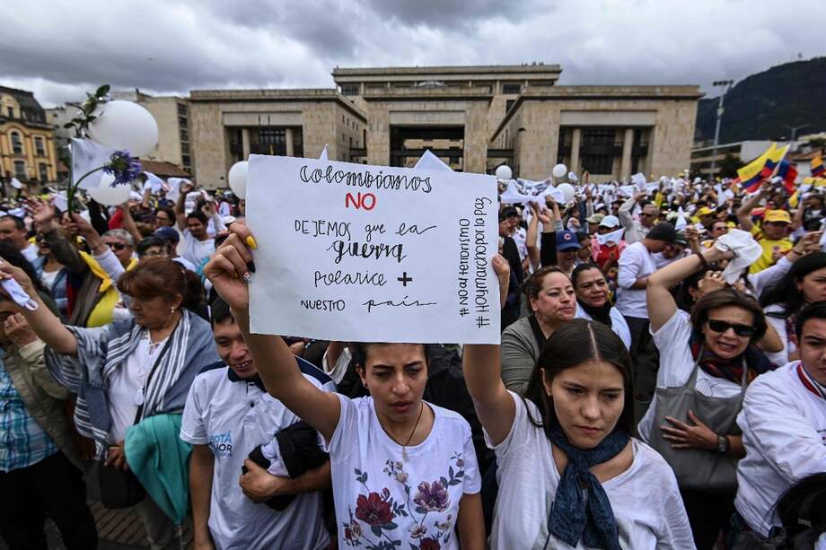 En la marcha contra el terrorismo el pasado domingo hubo voces también en defensa de la negociación de paz, a pesar de que con el Eln, a juzgar por tantos intentos fallidos, al parecer no se puede. / Juan Barreto / AFP