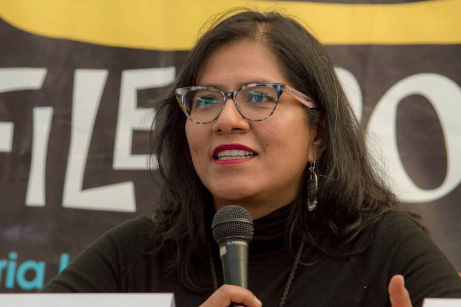 En "La memoria donde ardía", Socorro Venegas imagina a una niña que debe hacer un camino en busca de un padre que bebe sin coartadas, pero también a una madre cuyo embarazo la sume en el ensimismamiento. / Cortesía