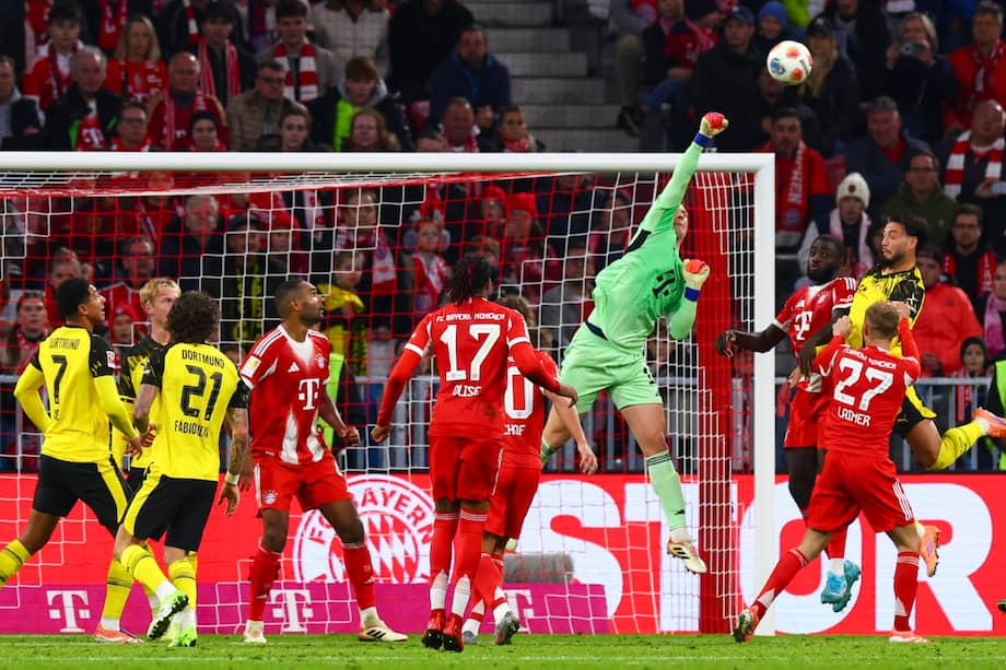 Manuel Neuer durante el partido contra Borussia Dortmund de la primera vuelta de la Bundesliga 2025/26.