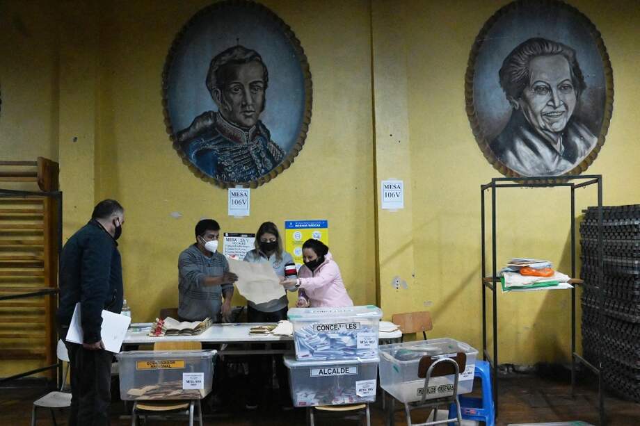 Miembros del jurado electoral de una mesa de votación en Chile cuentan los votos, en una jornada marcada por la baja participación ciudadana.