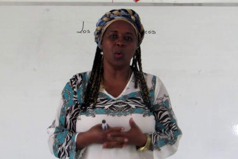 La escritora Solmery Cásseres Estrada en una de sus clases en YouTube sobre su "Diccionario de la lengua afropalenquera-español".