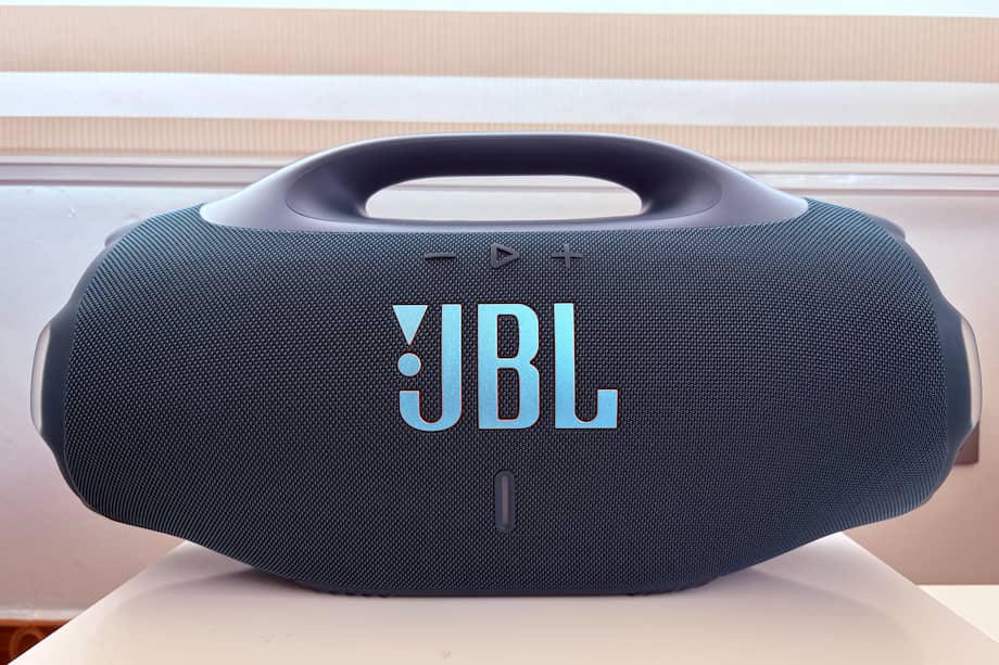 El JBL Boombox 4 viene en cuatro colores: azul, blanco, negro y verde militar.