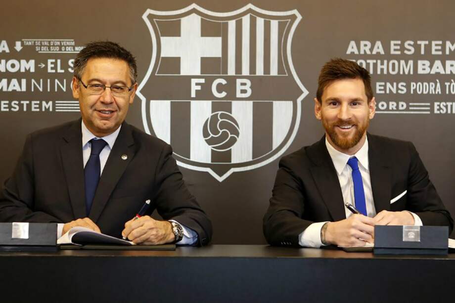 Josep Maria Bartomeu (i), presidente del Barcelona, y Lionel Messi, uno de los máximos ídolos del club. / Prensa FC Barcelona - AFP