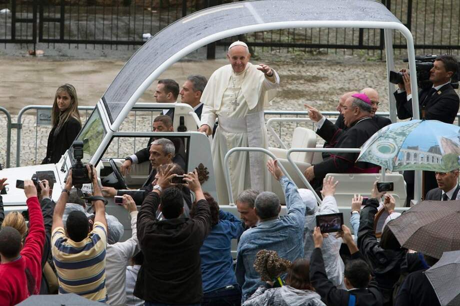 Papa urge a sacerdotes a buscar a Cristo "en favelas y villas miseria"