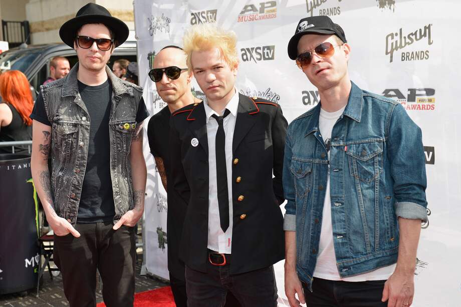 De izquierda a derecha: Jason McCaslin, Frank Zummo, Deryck Whibley y Tom Thacker, integrantes de Sum 41.