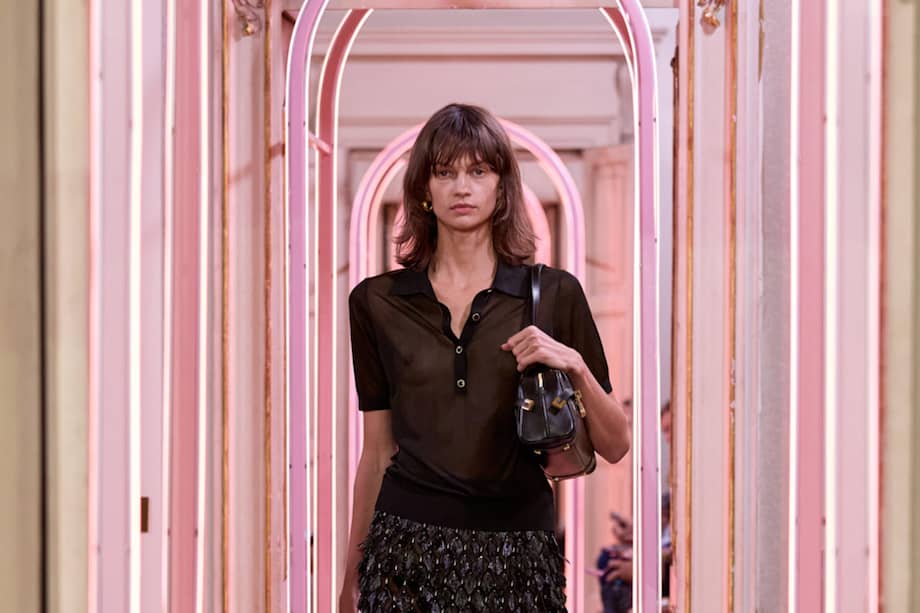 La moda vive un 'revival', en el mejor sentido de la palabra todo vuelve, en lugar de revolución se ha impuesto la contrarrevolución, son los detalles lo que cambian todo, de un bolso a un cinturón o unos zapatos, sin olvidar las joyas. EFE/Stefano Massé