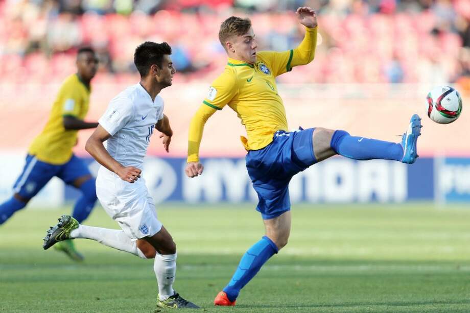 El jugador de la selección de Inglaterra Easah Suliman (i) disputa el balón con Luis Henrique (d) de Brasil. / EFE