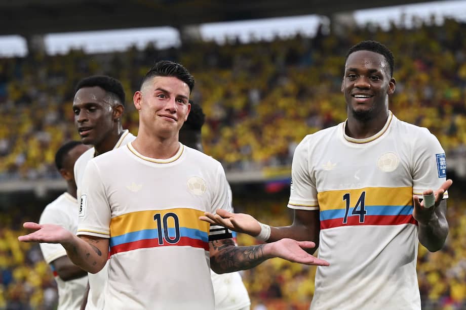 James Rodríguez y Jhon Jáder Durán (derecha) celebran uno de los goles con los que Colombia venció a Chile.