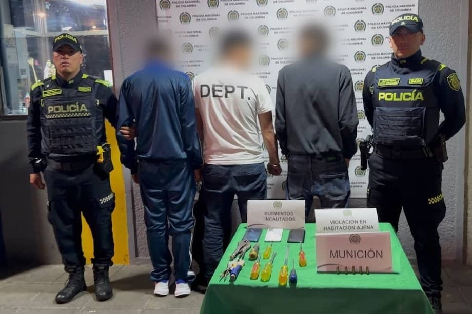 Durante el procedimiento se confirmó que ya habían violentado los accesos para intentar entrar a uno de los apartamentos. En su poder tenían herramientas con las que, al parecer, forzaban cerraduras, además de cartuchos calibre 9 milímetros.