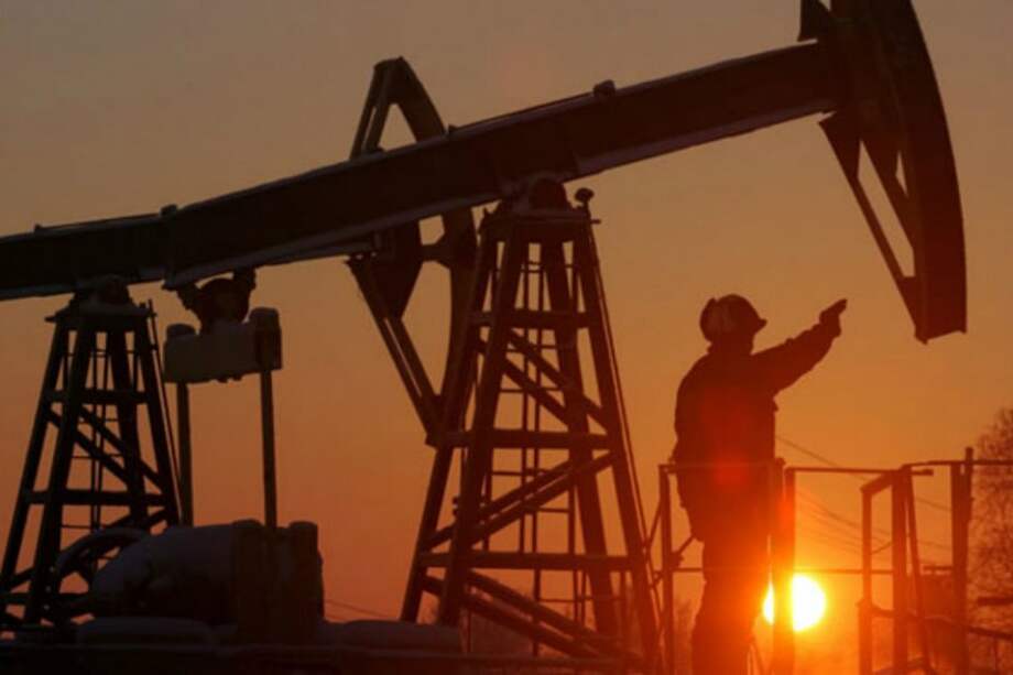 Preocupante declive de producción petrolera en marzo al caer a 977.000 barriles