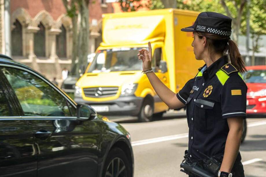 La policía de Barcelona investiga al hijo del cónsul de Chile en esa ciudad por presuntamente usar un vehículo diplomático para cometer delitos.