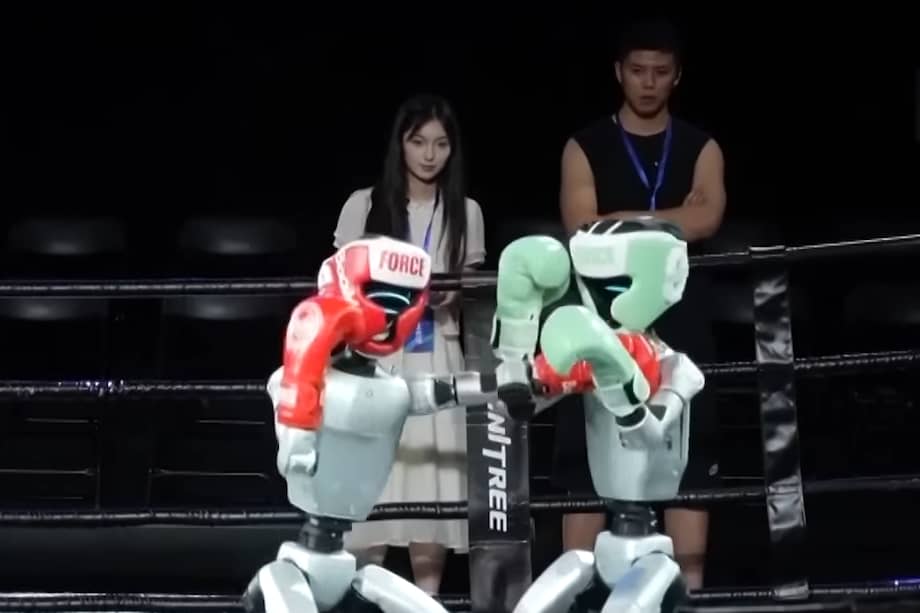 Robots humanoides se enfrentaron en un ring en China. Controlados por humanos y con árbitro real: así fue la pelea.