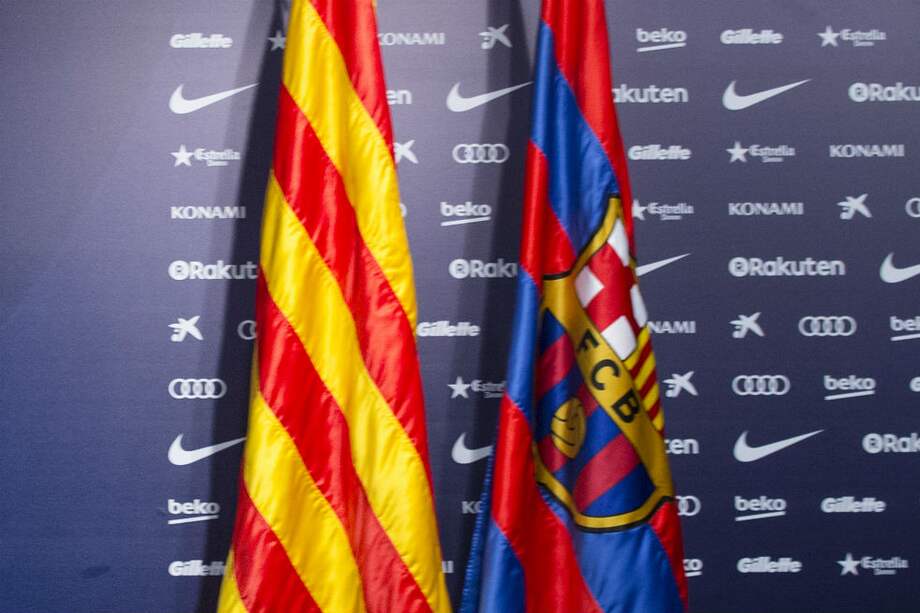 Banderas de Cataluña y de su máximo emblema deportivo, el Fútbol Club Barcelona. / AFP