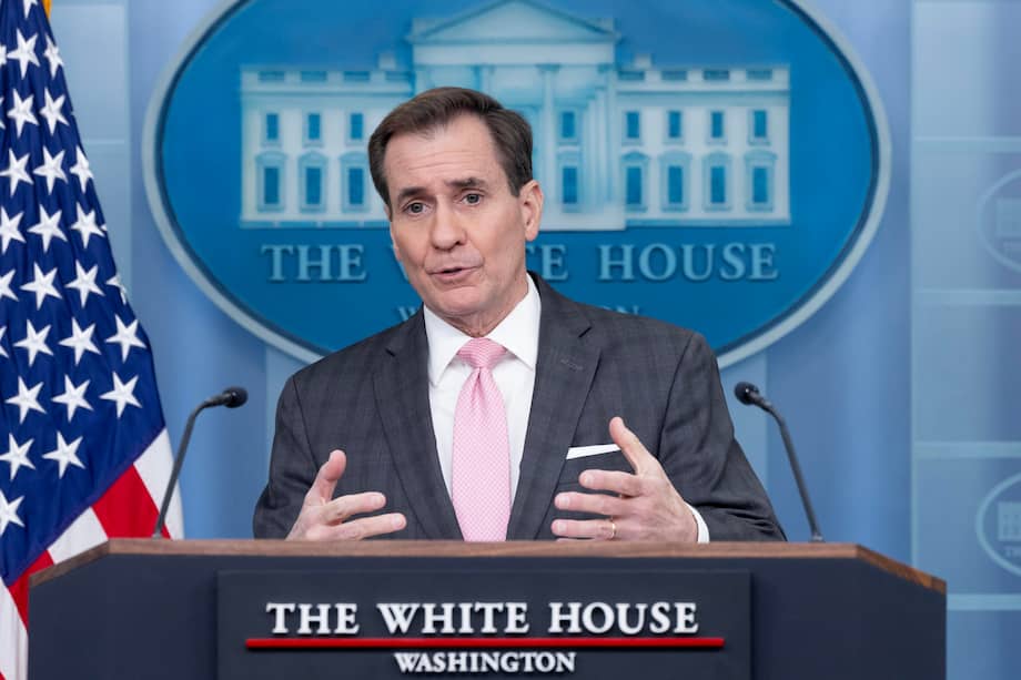 El asesor de comunicaciones de seguridad nacional de la Casa Blanca, John Kirby, participa en una conferencia de prensa.
