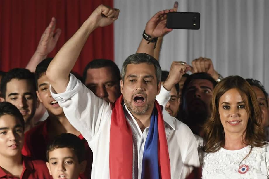 El nuevo presidente de Paraguay celebra junto a su familia. / AFP