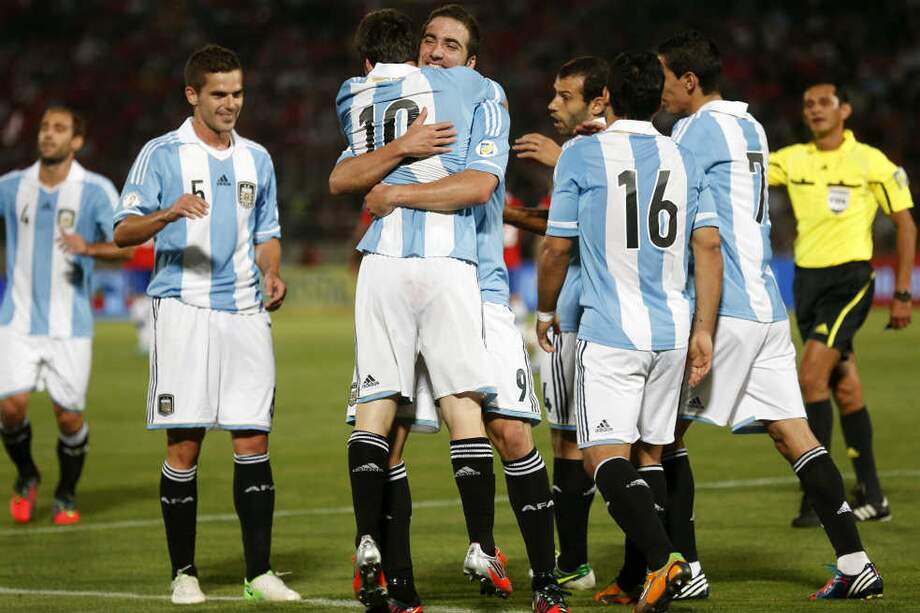 Con goles de Lionel Messi y Gonzalo Higuaín Argentina ganó en Chile y se consolidó como líder de la eliminatoria. / EFE
