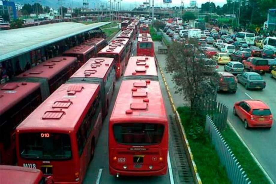 Trancón de articulados Transmilenio por la Autopista Norte