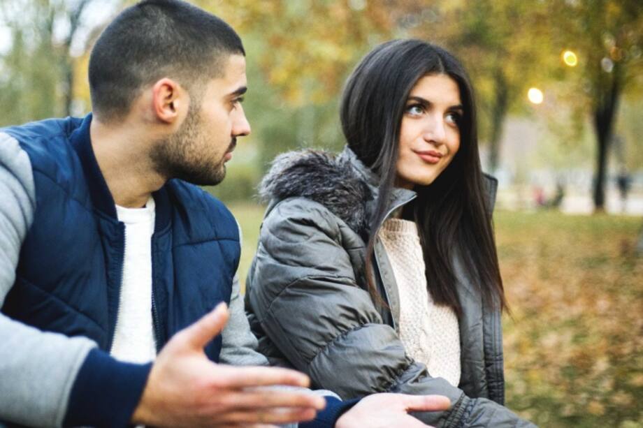 Mujer haciendo gestos delante de su pareja