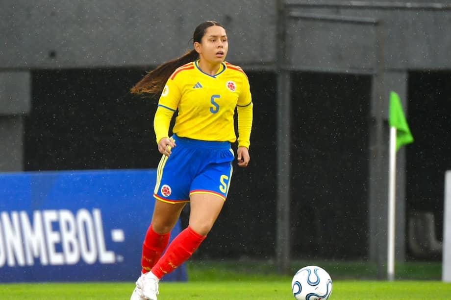 Colombia debutó contra Argentina en un partido que terminó 1-1 el domingo. Acá, Sara Rojas controla el balón.