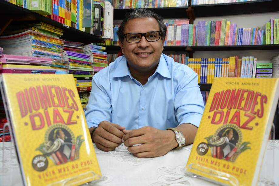 Óscar Montes dice: “Cada historia que escuchaba, especialmente de sus fanáticos, era más inverosímil que la anterior”. / Josefina Villarreal