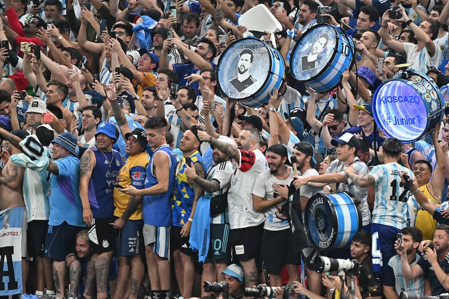 Hinchas de Argentina alentando a su selección en Catar.