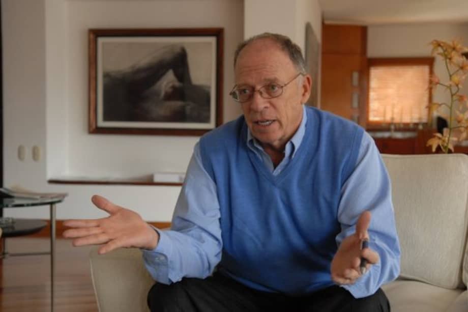 Enrique Santos Calderón escribió el libro Así empezó todo, en el que revela la historia de los primeros encuentros que dieron forma al proceso de paz entre el Gobierno y las Farc. / Cortesía