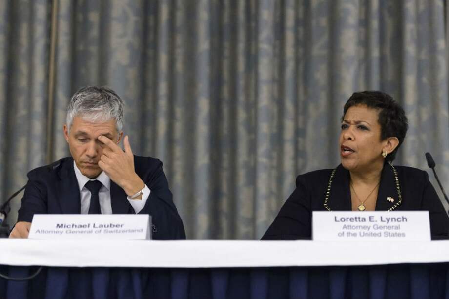 La Fiscal General de Estados Unidos Loretta Lynch y su homólogo suizo Michael Lauber, asisten a una conferencia de prensa sobre la corrupción en la FIFA. AFP