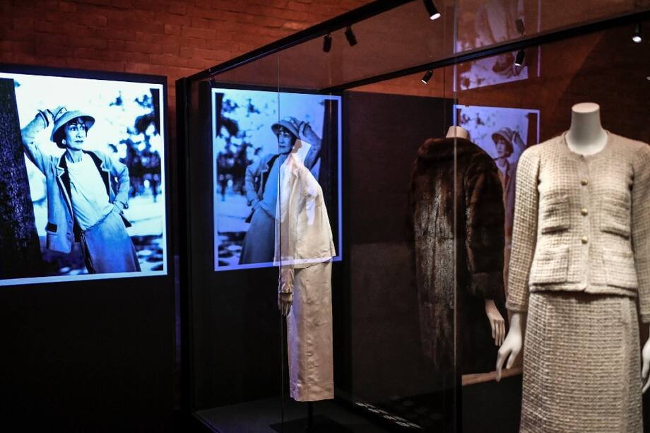 Con más de 350 piezas dispuestas en 10 capítulos, 'Gabrielle Chanel: Fashion Manifesto' explora cómo se forjó un sello de identidad y su estilo que ha perdurado en el tiempo.