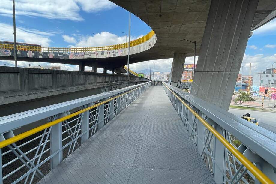 El puente está ubicado entre la localidad de Los Mártires y Puente Aranda.