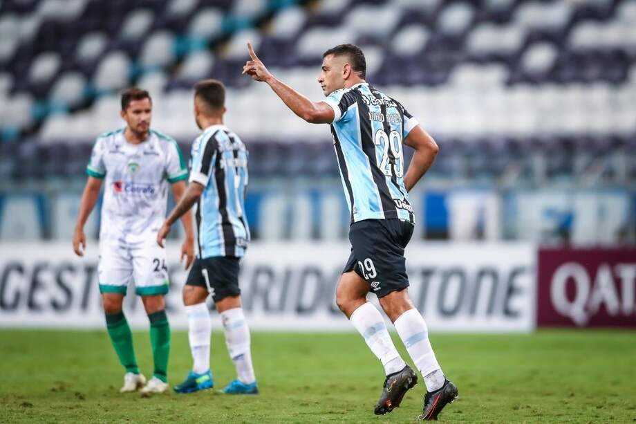 Diego Souza celebra el primer gol del compromiso.