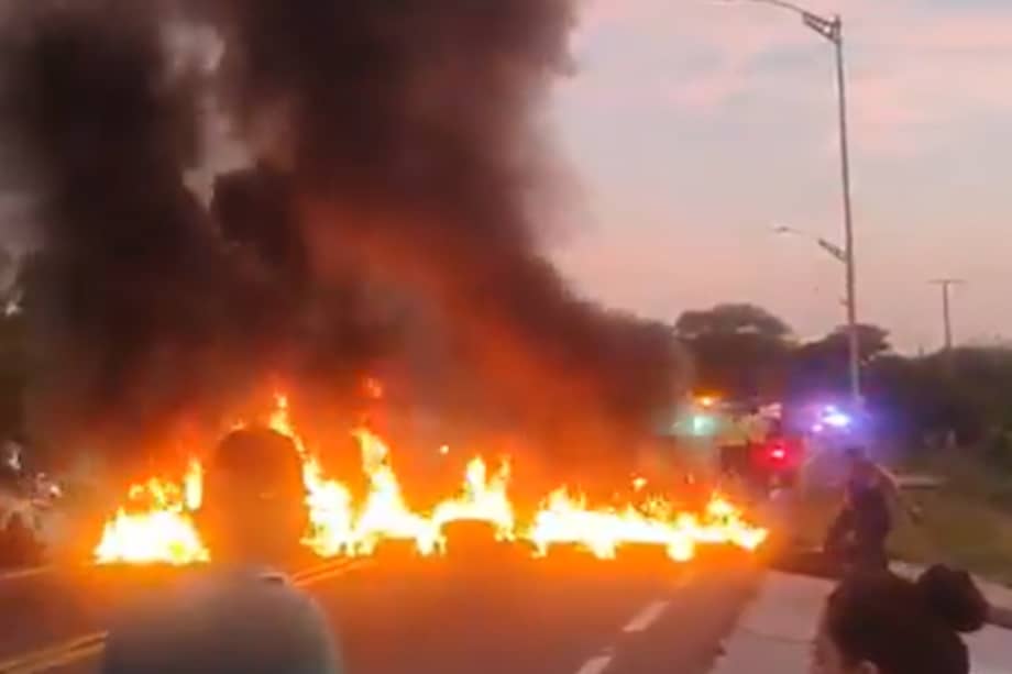 Imagen de video que circula en redes sociales del bloqueo en la vía La Cordialidad por protestas de Baranoa.