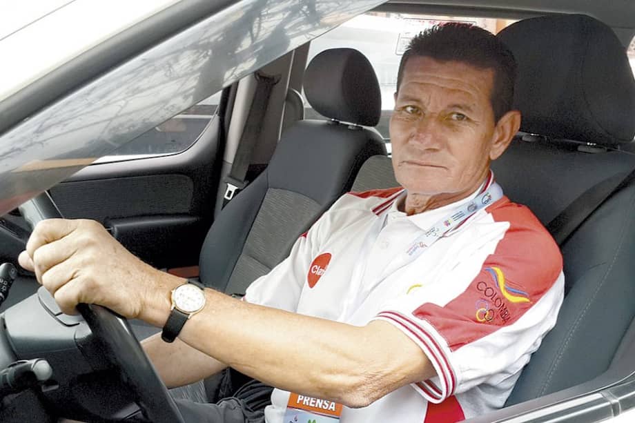 José ‘Patrocinio’ Jiménez conduce uno de los carros de la Fedeciclismo, en la Vuelta a Colombia que termina hoy.