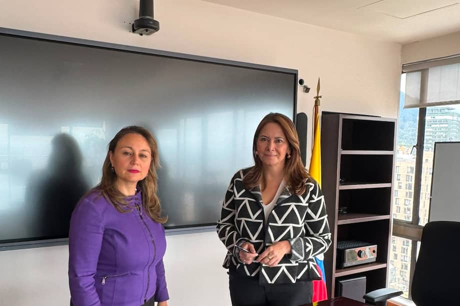 . La ministra de Salud y Protección Social, Ana María Vesga Gaviria, posesionó a la médica Mónica Rocío Lombana García como Superintendente Nacional de Salud encargada. /Minsalud