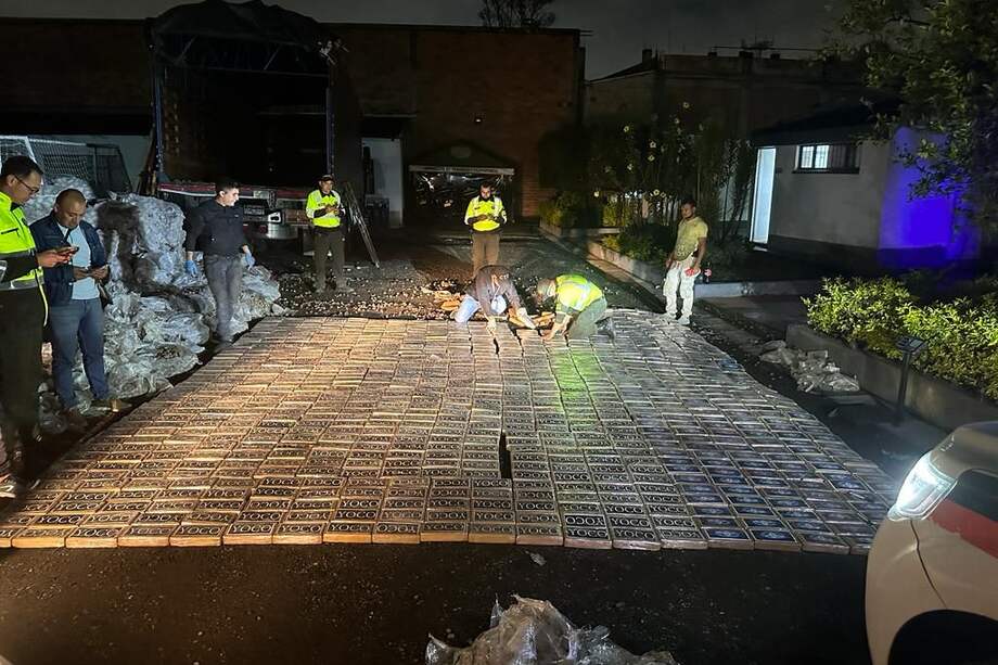 En total, las autoridades reportaron el hallazgo de 1.070 kilos de cocaína.