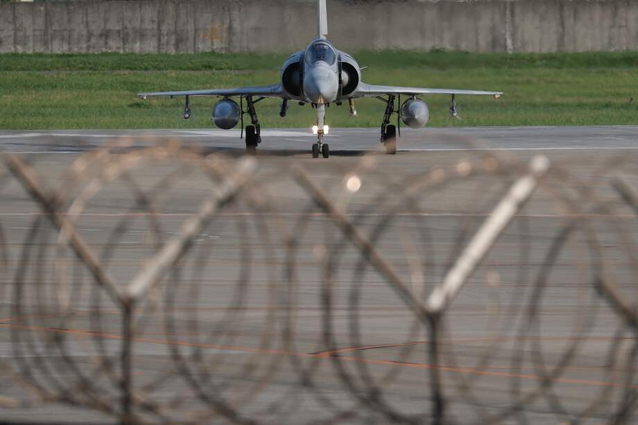 Un jet de combate Mirage 2000-5 aterriza en una base aérea en Hsinchu, Taiwán.