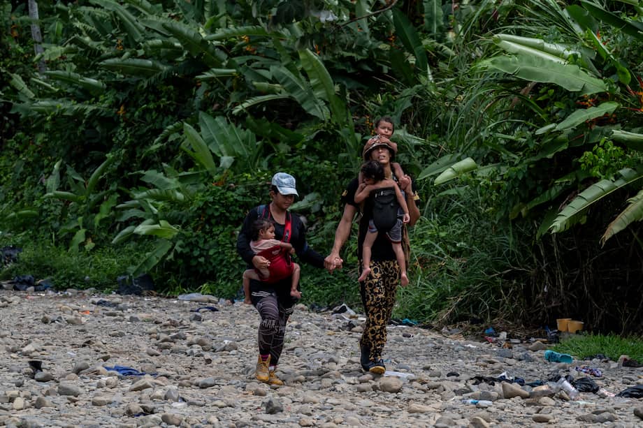 Migrantes caminan por la selva cerca del poblado de Bajo Chiquito, primer control fronterizo de la provincia de Darién en Panamá