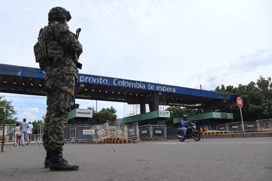 Un integrante del Ejército colombiano presta seguridad este domingo, en el Puente Internacional Simón Bolívar, en Cúcuta (Colombia).